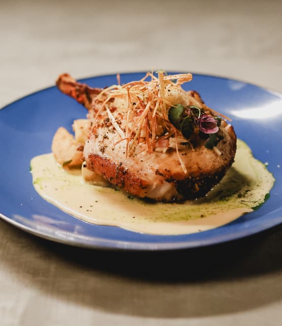 Porc aux herbes, crème moutarde et pommes, rabioles et poireaux frits