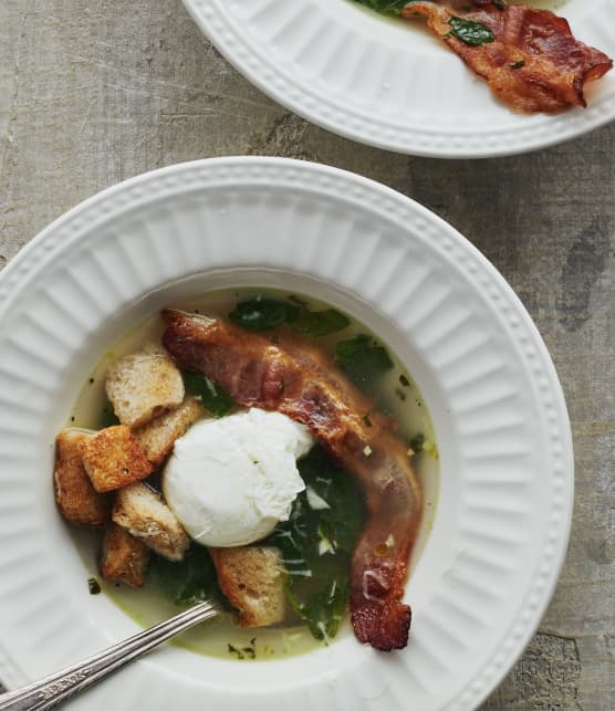 Soupe déjeuner aux œufs, au bacon & aux croûtons