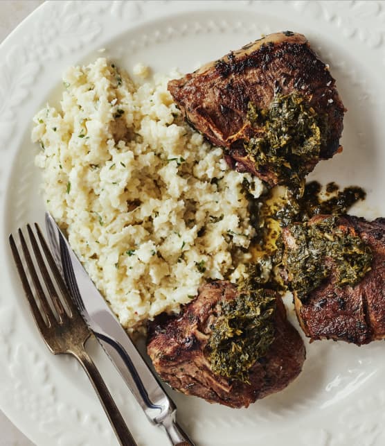 Côtelettes d’agneau avec chimichurri à la menthe sur purée de chou-fleur & féta