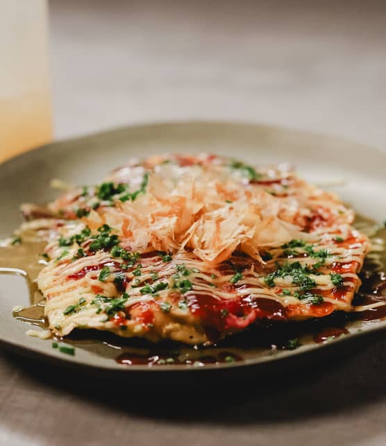 Okonomiyaki, bacon, sauce à l’érable, mayonnaise japonaise et bonite
