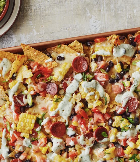 Nachos aux haricots noirs, saucisson épicé & guacamole à la mangue