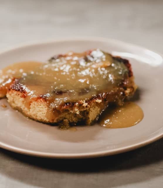 Pouding chômeur au matcha et miso, crème glacée vanille et érable