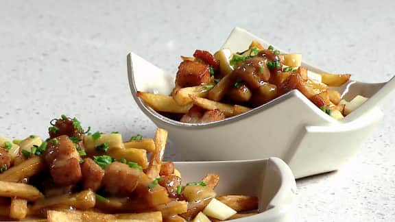 Poutine au porc confit et sauce au foie gras