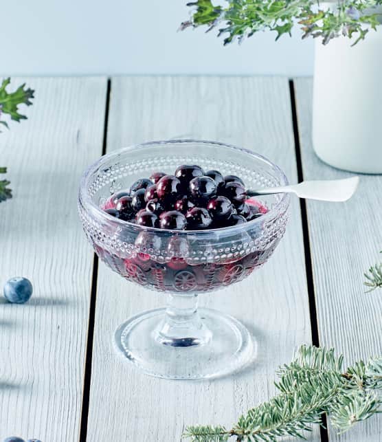 Soupe froide et sucrée de bleuets à l'épinette brulée