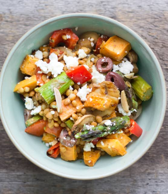 Salade de lentilles, légumes grillés et feta