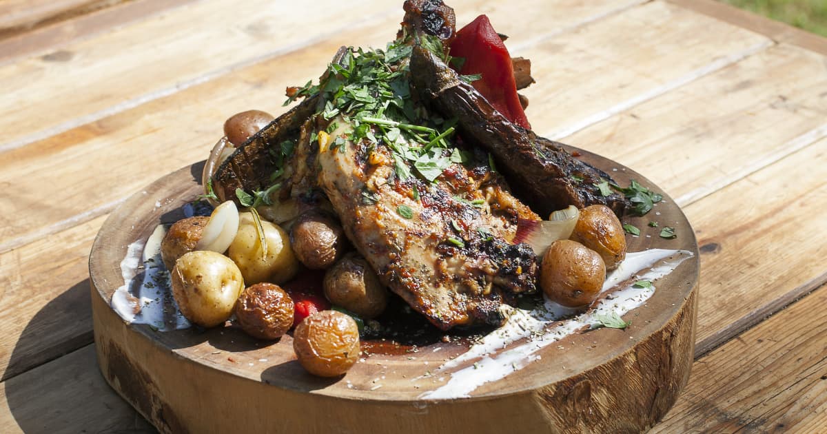 Poulet rôti en crapaudine avec son beurre au citron, à l'ail et fines herbes