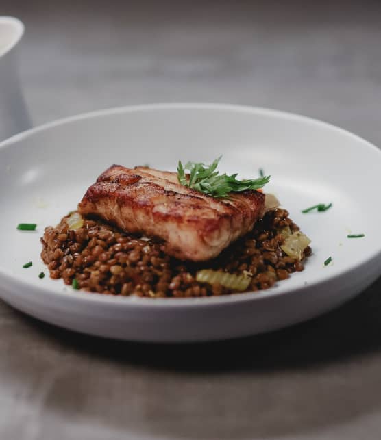 Fricassée de lentilles, bar, sauce au vin blanc et citron
