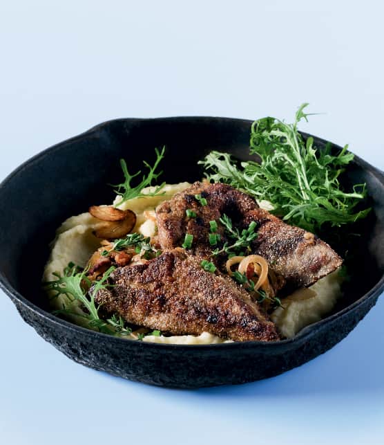 Foie de veau sauté au bacon et purée de pommes de terre au cheddar