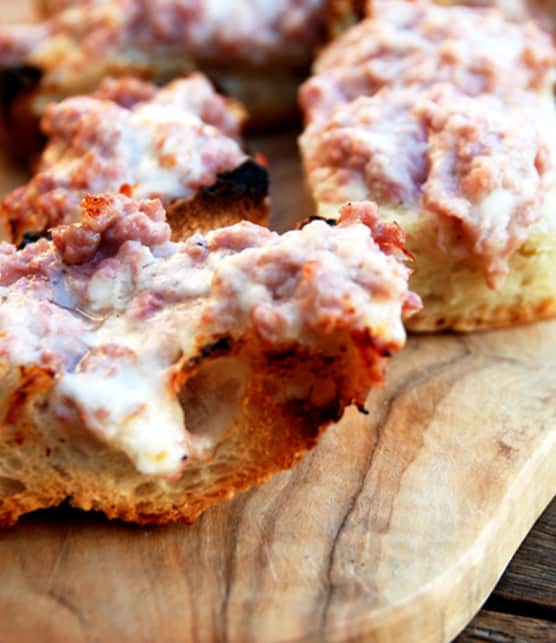 crostinis à la saucisse et au fromage stracchino