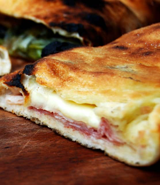 pizza farcie au prosciutto et fromage scamorza