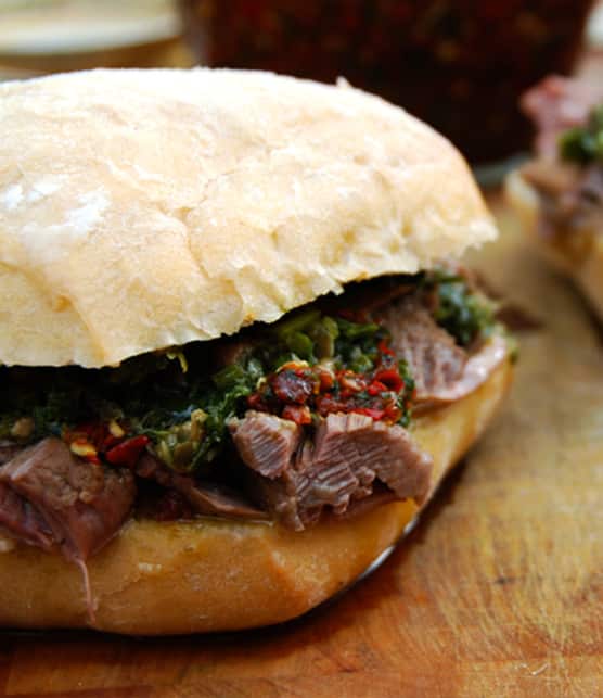 bouilli avec salsa verde et sauce chili