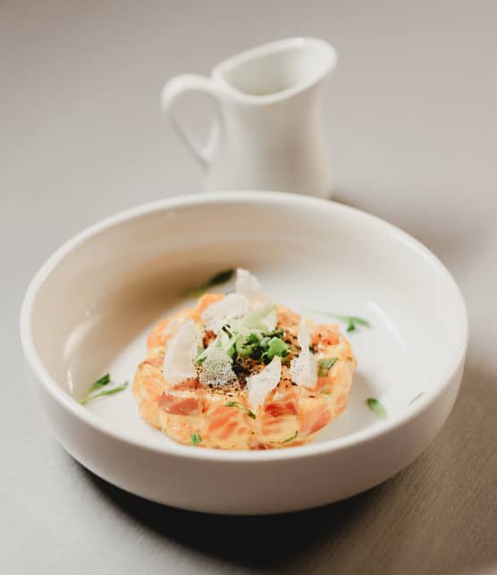 Tartare de saumon, eau de tomates, craquelins de feuilles de riz