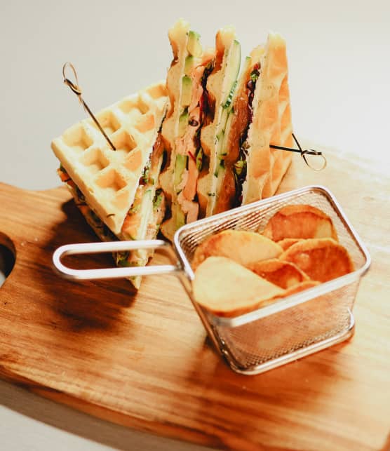 Gaufre-wich aux deux saumons, fromage à la crème citronné et chips