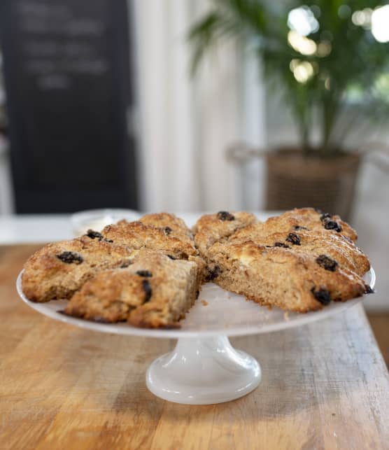 Scones à la farine d’épeautre, cerises séchées et chocolat blanc