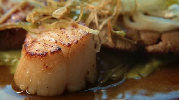 Pétoncles poêlées et champignons crinières de lion braisés au jus de veau avec poireaux fondants, frits et marinés