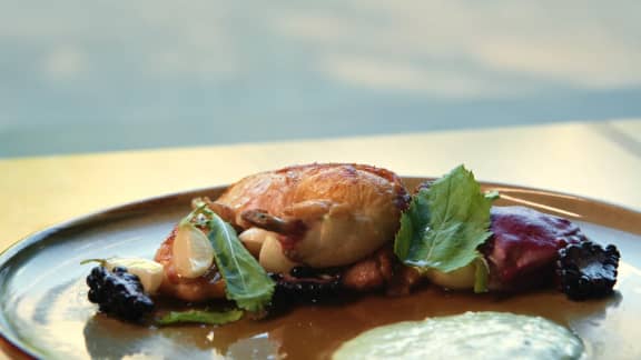 Demi poulet de Cornouaille rôti sur le coffre avec sa cuisse confite au gras de canard, sauce mûres et vinaigre de xérès