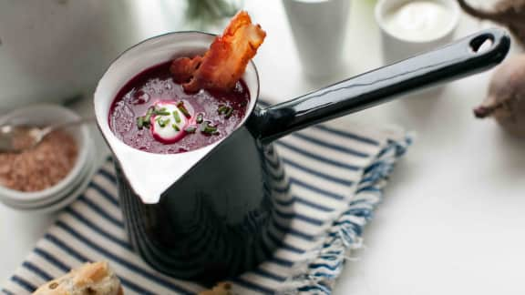 Potage de betteraves et sa garniture de bacon