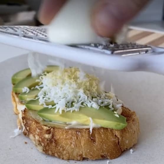 Comment obtenir le parfait avocado toast de TikTok en 5 étapes'