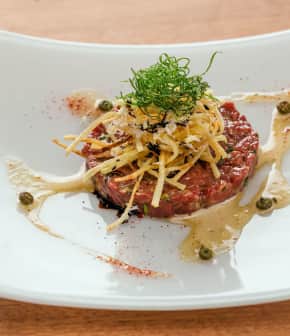 tartare de cerf à la mayonnaise aux boutons de marguerite