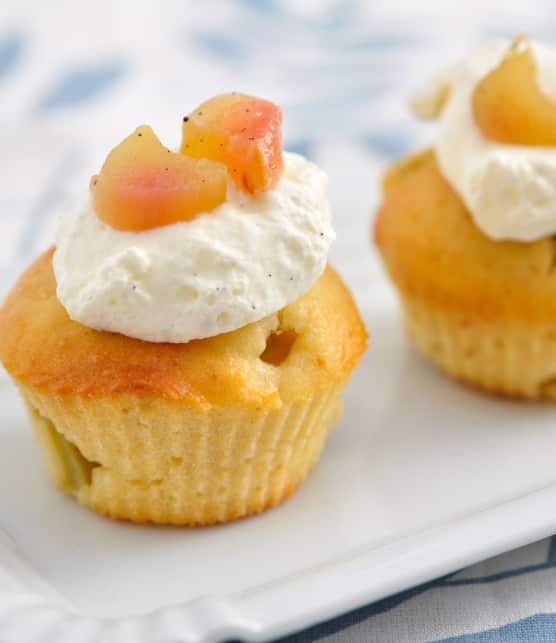 cupcakes rhubarbe et fraises, glaçage au chocolat blanc