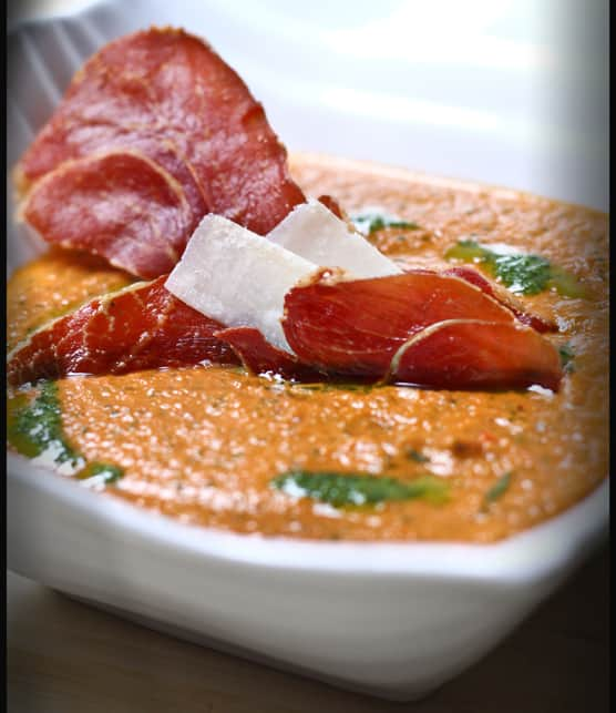 soupe aux tomates rôties avec pistou maison et chips de prosciutto