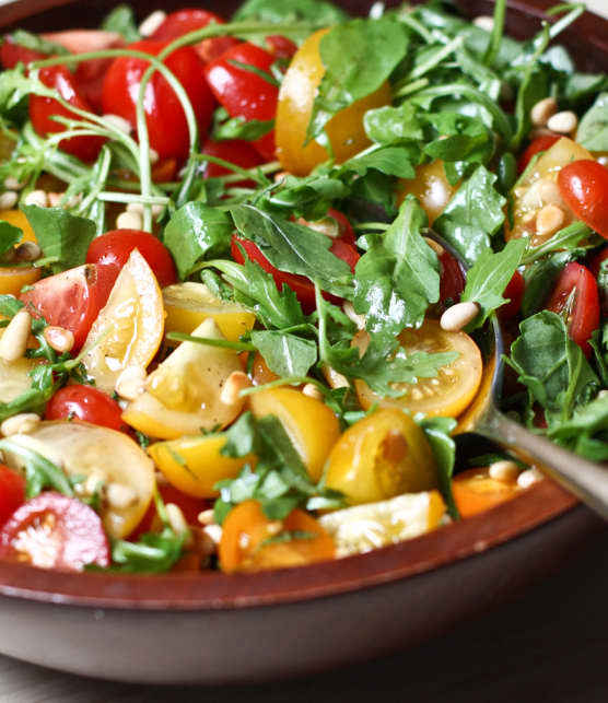 salade de tomates, huile de mandarine et pousses de roquette