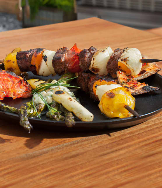brochette de boeuf aux épices et légumes grillés crémeux