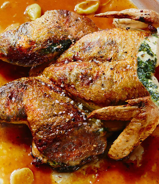 poules de Cornouailles au beurre citronné, sauce à l'érable et aux raisins
