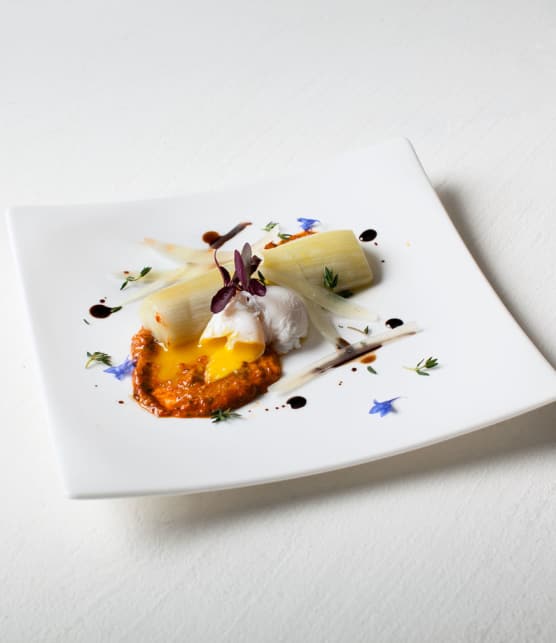 poireaux et œufs de caille pochés, sauce Romesco