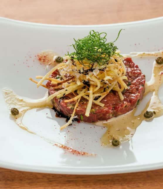 tartare de cerf à la mayonnaise aux boutons de marguerite