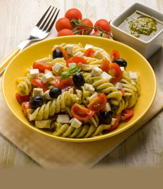 pâtes au pesto, feta et olives