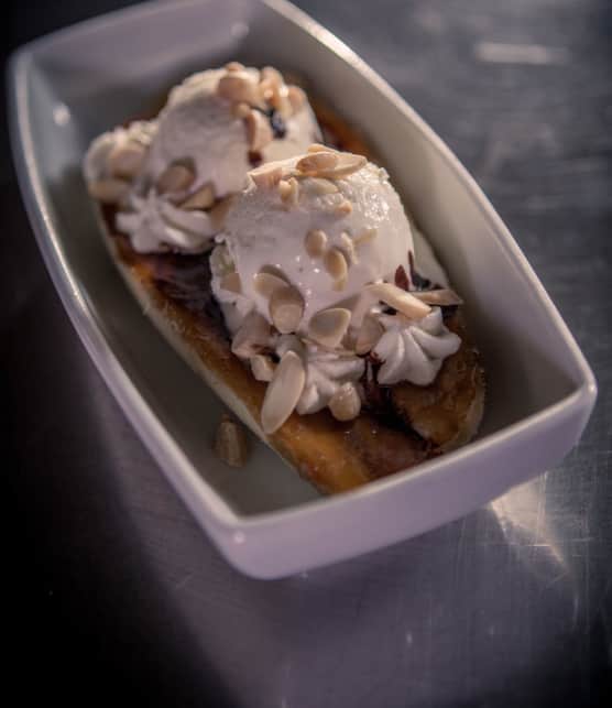 banana split, sauce chocolat et amandes grillées