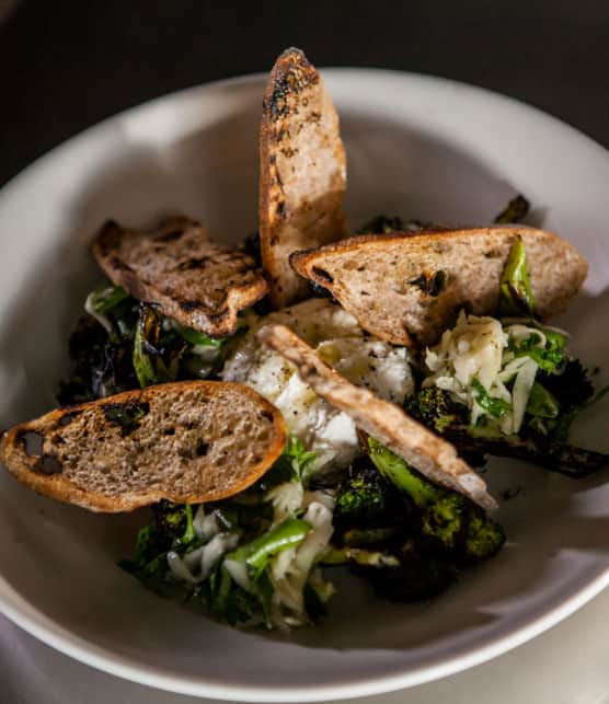 ricotta de bufflonne, brocoli grillé et en coleslaw, petits croûtons