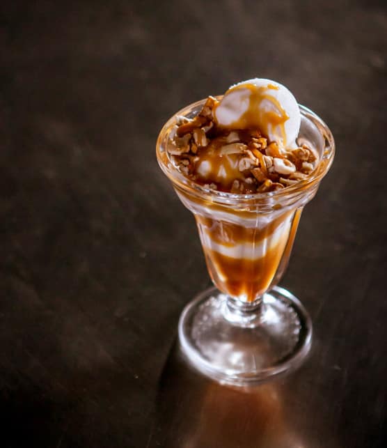 coupe glacée sauce caramel et bretzel aux arachides