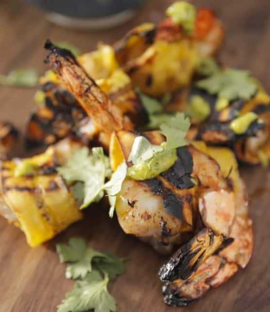 crevettes marinées et enrobées de plantain avec sauce piquante à la mangue et coriandre