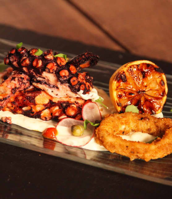 pieuvre grillée et calmars frits