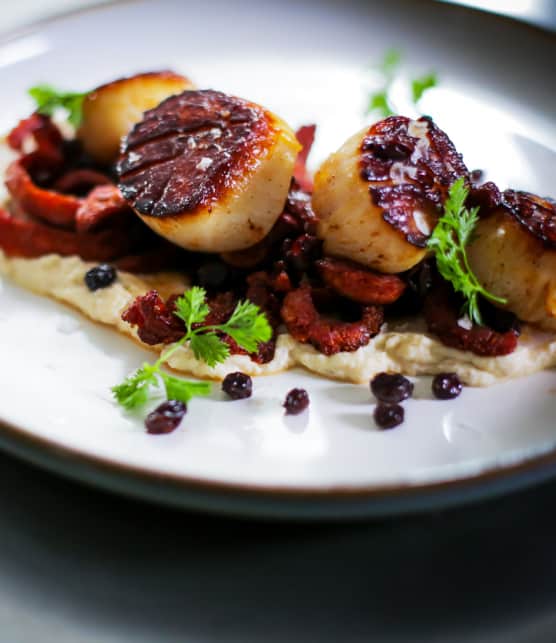 pétoncles, purée de chou-fleur et chorizo croustillant