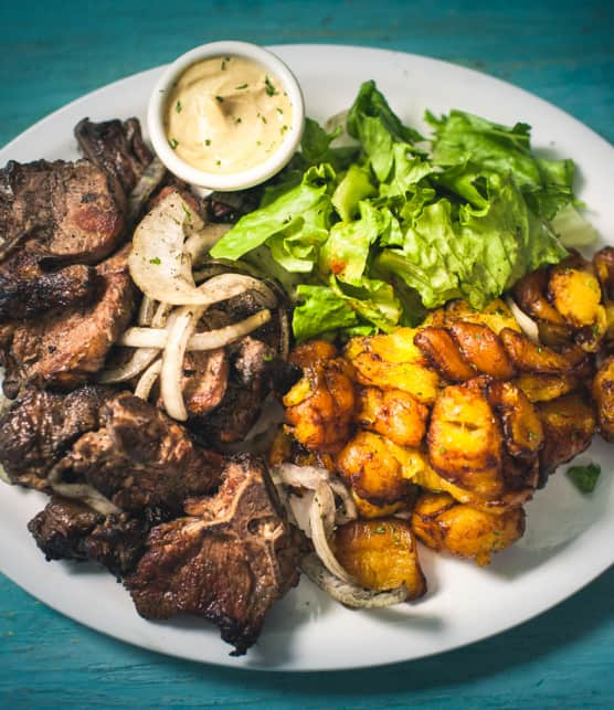 dibi Aloco (Agneau grillé avec bananes plantains frites)