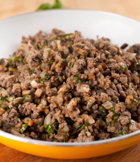 hachis de boeuf surmonté d'oeufs sur le plat