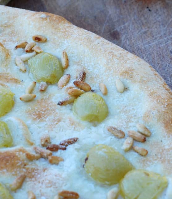 pizza dessert aux raisins et pignons