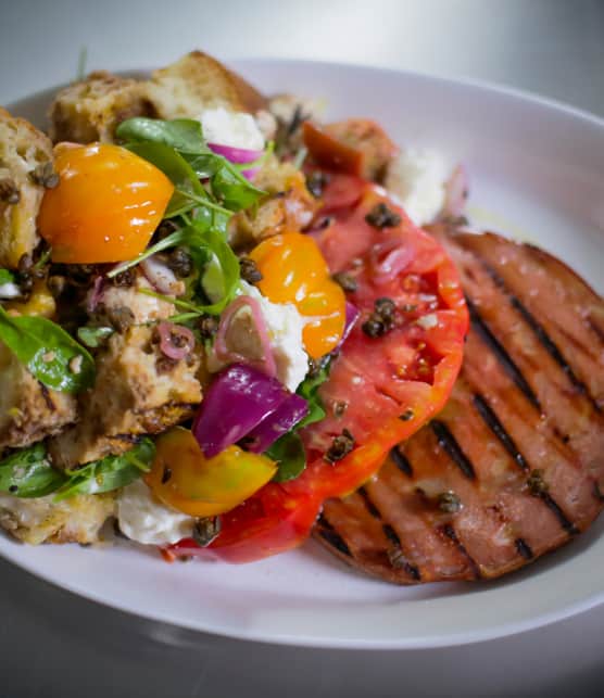 grosse salade de mortadelle grillée et panzanella