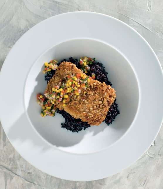 morue croustillante aux épices, salsa de mangue et de piment, sur riz noir