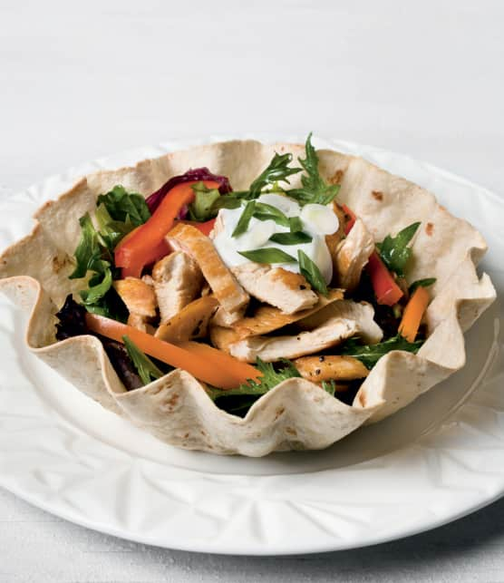 salade de poulet à l'estragon dans un bol