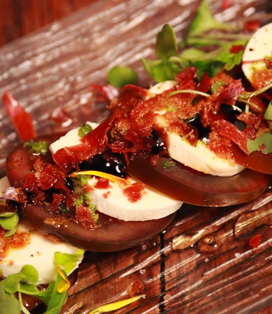 drapeau à damier de tomates noires et bocconcini