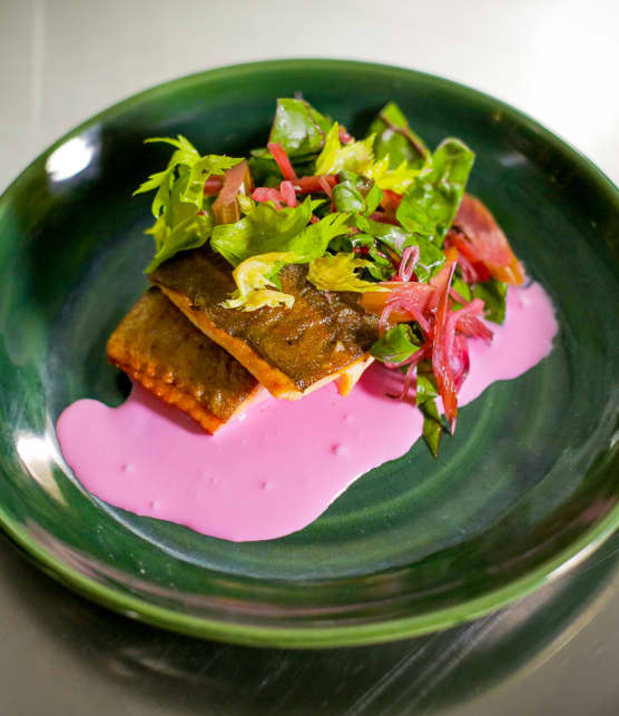 omble chevalier poêlé, crème fraîche à la betterave et salade de marinades