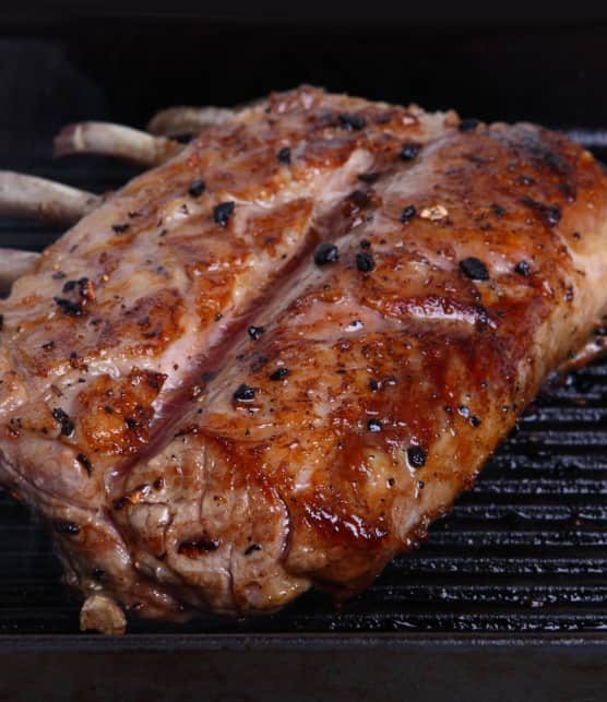 agneau grillé avec une salade de lentilles et une vinaigrette à la moutarde