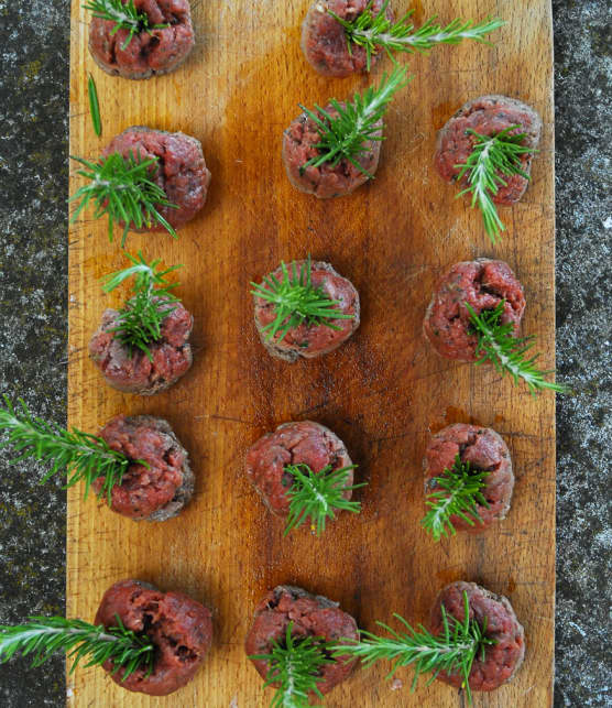 tartare de boeuf mi-cuit au romarin