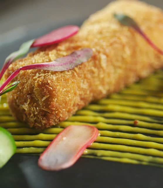 cromesquis d'échine de porc braisée, aïoli au curcuma et pickles de légumes