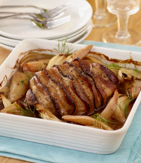 rôti d'échine de porc au bacon, poire et fenouil