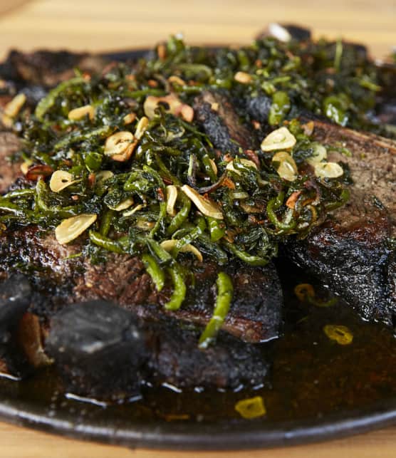 bifteck sur les braises, sauce jalapeño